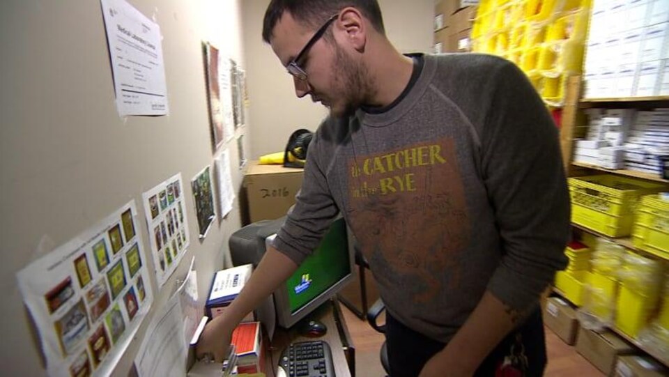 Jason Mercredi prépare une boîte pour des échanges de seringues au bureau actuel de l’organisme.