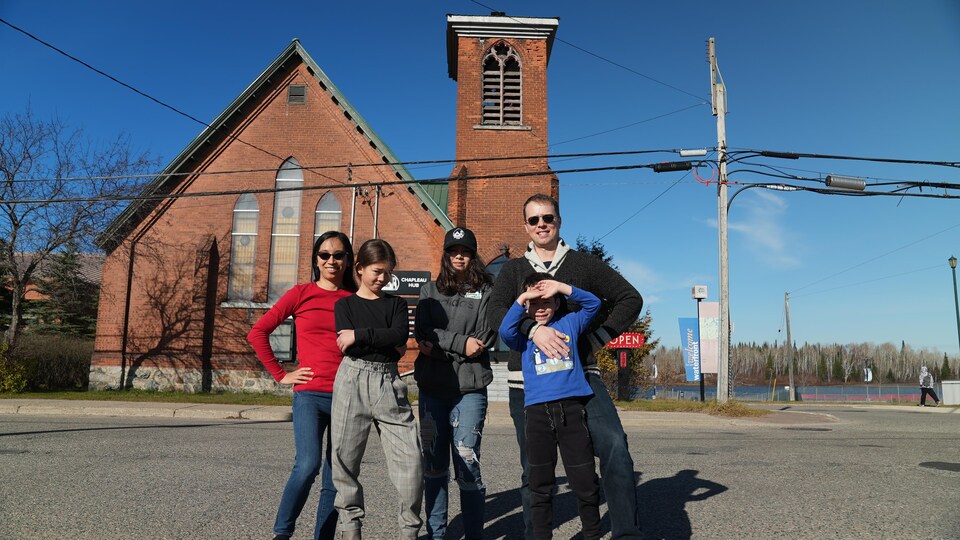 Une famille devant une église.