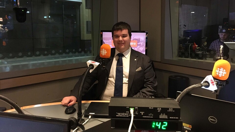 Jason Rivest dans les studios de Radio-Canada.