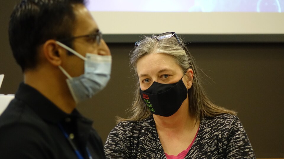 Le médecin Jatin Morkar et la médecin hygiéniste en chef de Terre-Neuve-et-Labrador, Janice Fitzgerald.