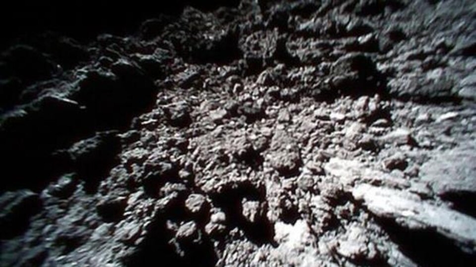 La surface de l'astéroïde Ryugu.