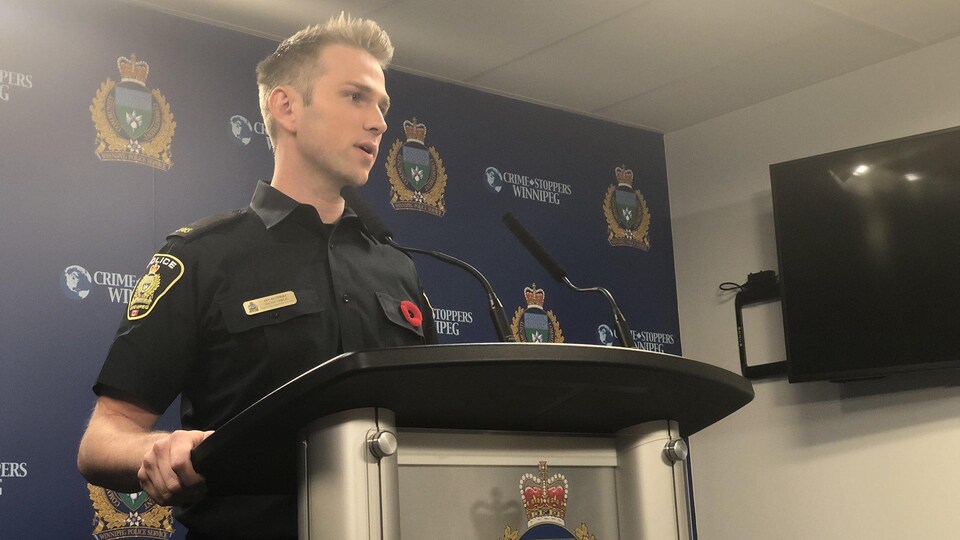 Un agent de police en conférence de presse.