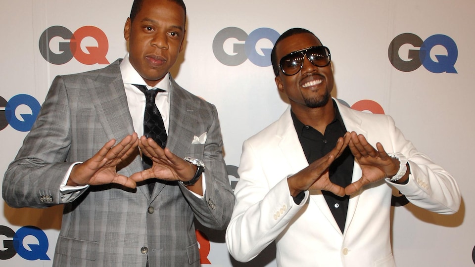 Les rappeurs Jay-Z et Kanye West placent leurs mains en forme de diamant, pour représenter le logo de la maison de disques de Jay-Z, Roc-A-Fella Records. La photo a été prise le 18 septembre 2007, lors d'une événement organisé par le magazine GQ à New York. 