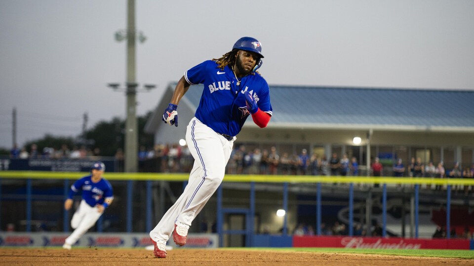 Vladimir Guerrero fils court sur les bases lors d'un match préparatoire contre les Tigers de Détroit au TD Ballpark à Dunedin, Floride, le samedi 25 mars 2023. 