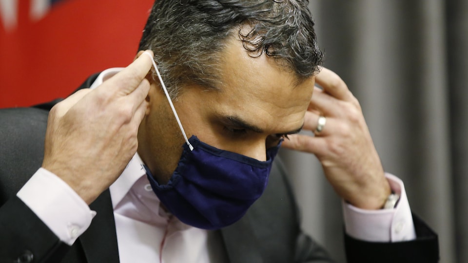 Le Dr Jazz Atwal remet son masque après une conférence de presse sur la COVID-19.
