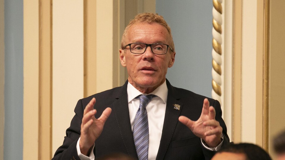 M. Boulet prend la parole à l'Assemblée nationale.