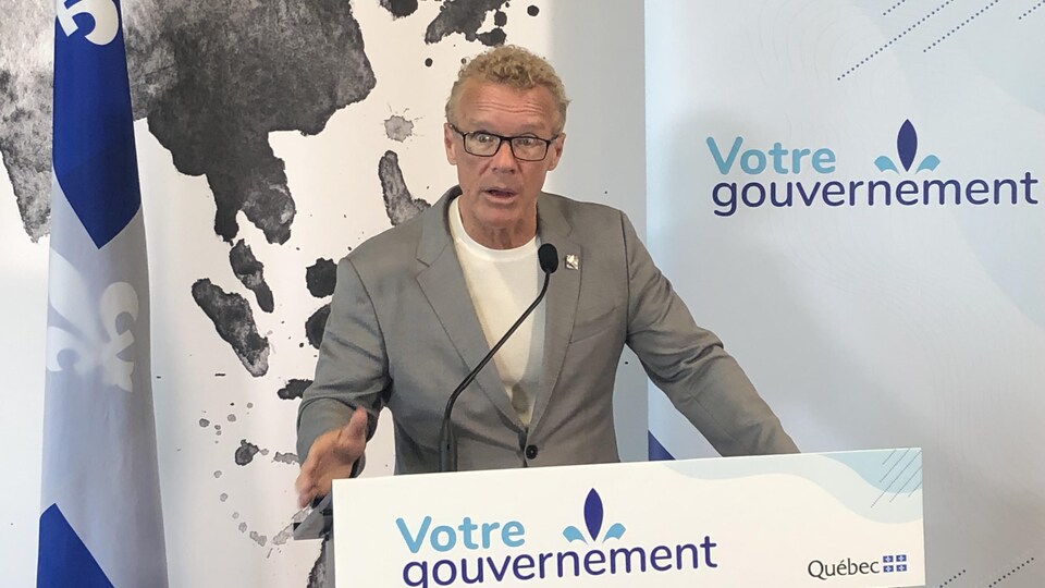 Le ministre du Travail, de l'Emploi et de la Solidarité sociale lors d'une conférence de presse à Val-d'Or en août 2021.