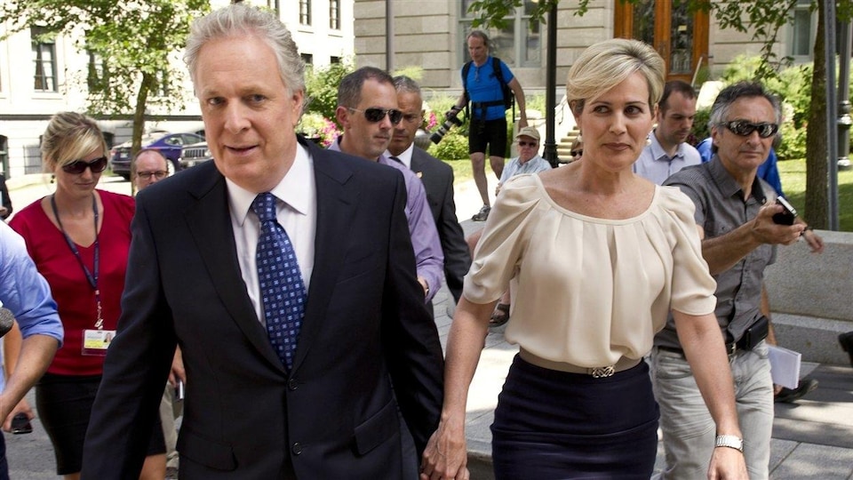 Jean Charest et sa femme, Michèle Dionne, lors de la campagne électorale de 2012.