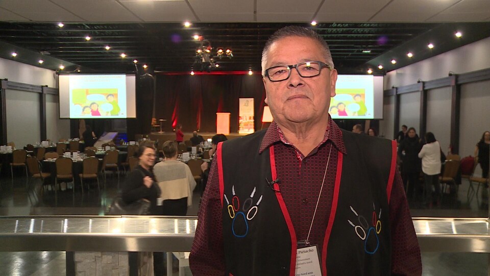 Le chef dans la salle du colloque.