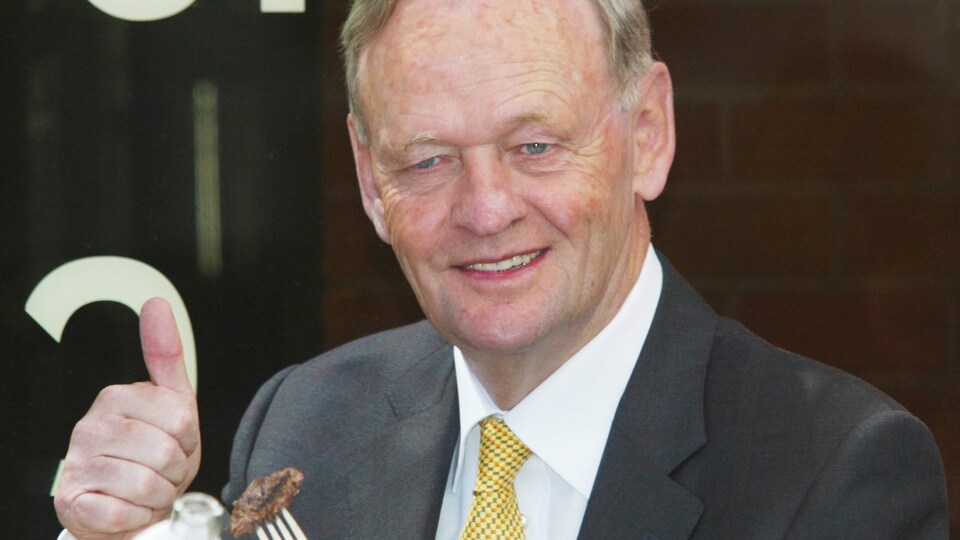 Jean Chrétien, le pouce droit en l'air.