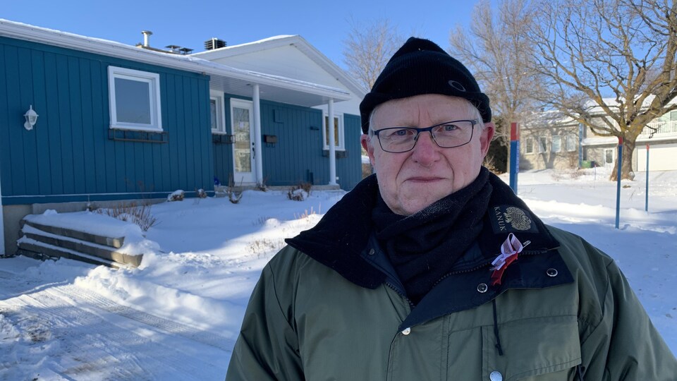 L'expert en criminologie Jean-Claude Bernheim, lors d'une entrevue dehors, devant une maison, en hiver