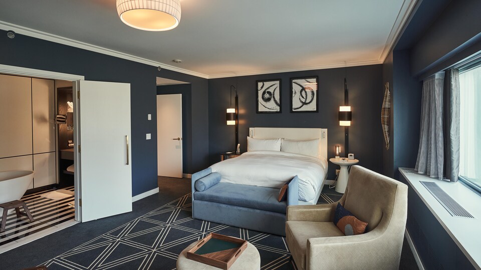 Une chambre d'hôtel dans les tons de bleu.                                