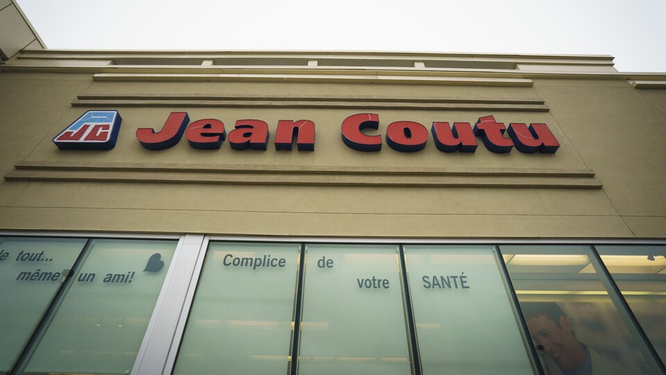 La façade d'une pharmacie Jean Coutu.