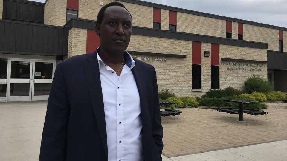 Jean de Dieu Ndayahundwa, devant le Pavillon secondaire des Quatre-vents de l'École monseigneur de Laval, à Regina.