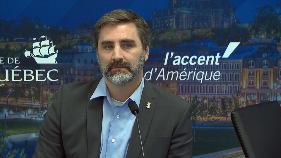 Jean-François Gosselin lors d'un point de presse à l'hôtel de ville de Québec.