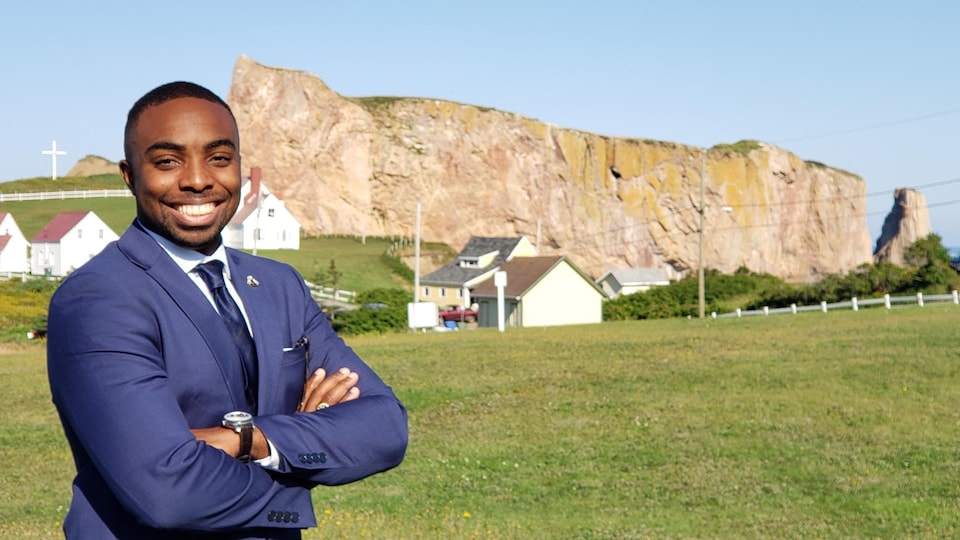 Le nouveau directeur général de la Ville de Percé, Jean-François Kacou, devant le Rocher Percé.
