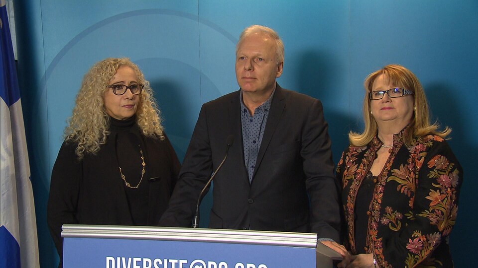 Évelyn Abitbol, conseillère spéciale du PQ pour la diversité, Jean-François Lisée, chef du Parti québécois et Carole Poirier, députée d'Hochelaga-Maisonneuve et porte-parole en matière d'immigration et de communautés culturelles