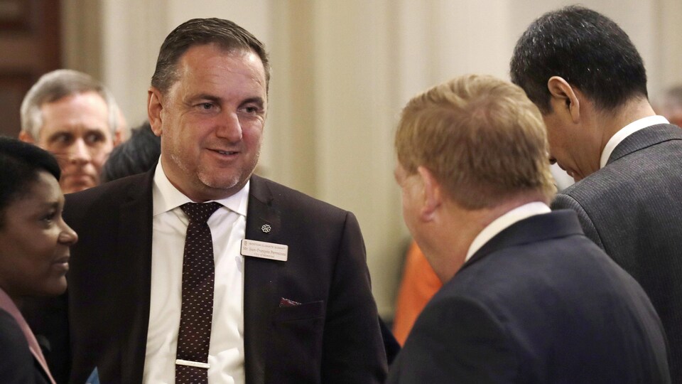 Le maire Parenteau discutant avec d'autres élus lors d'un sommet à Boston en 2018.