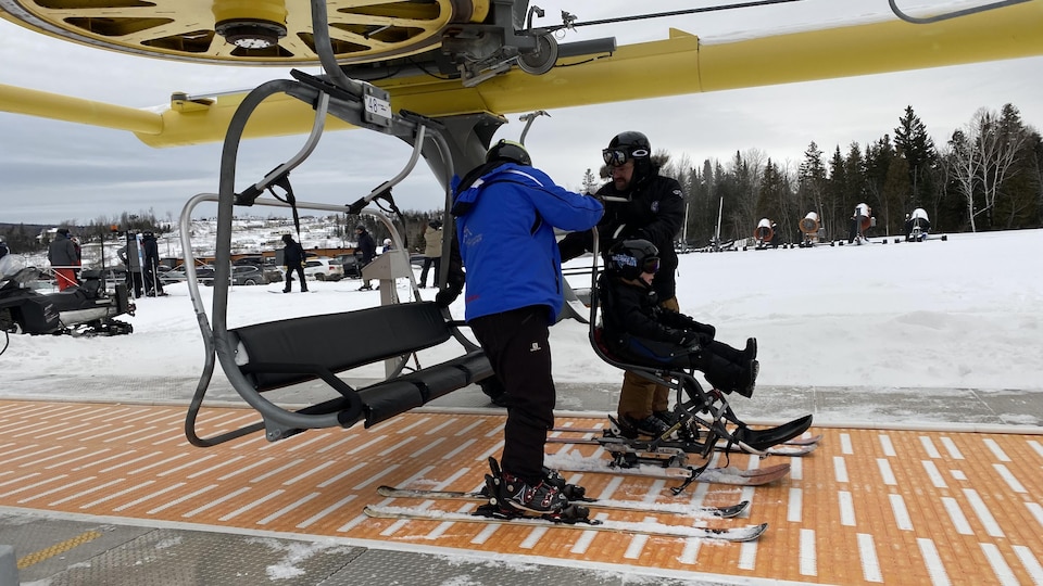 Apprendre la technique pour emprunter le télésiège en toute sécurité est essentiel en ski adapté.