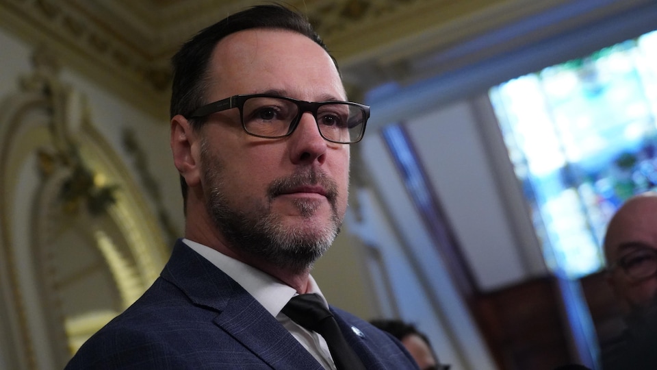 Jean-François Roberge en mêlée de presse à l'Assemblée nationale.