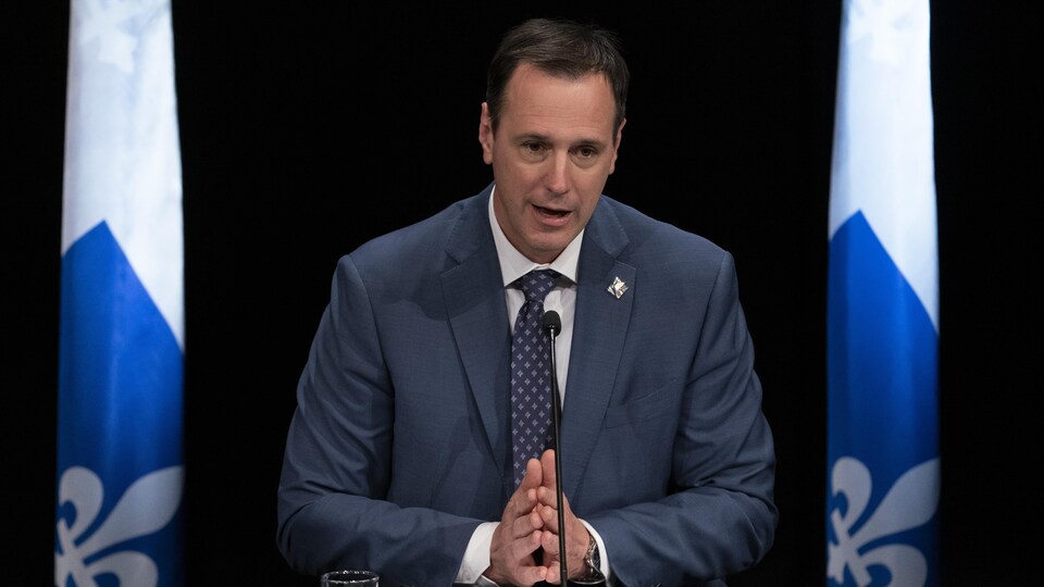 Le ministre de l’Éducation du Québec, Jean-François Roberge, assis durant une conférence de presse.