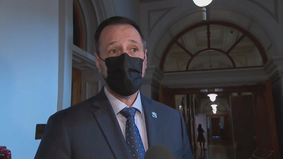 Jean-François Roberge s'adresse à des journalistes dans les corridors de l'Assemblée nationale.