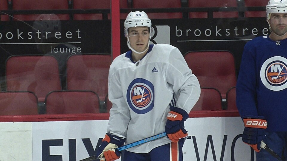 Un joueur de hockey des Islanders de New York à l'entraînement