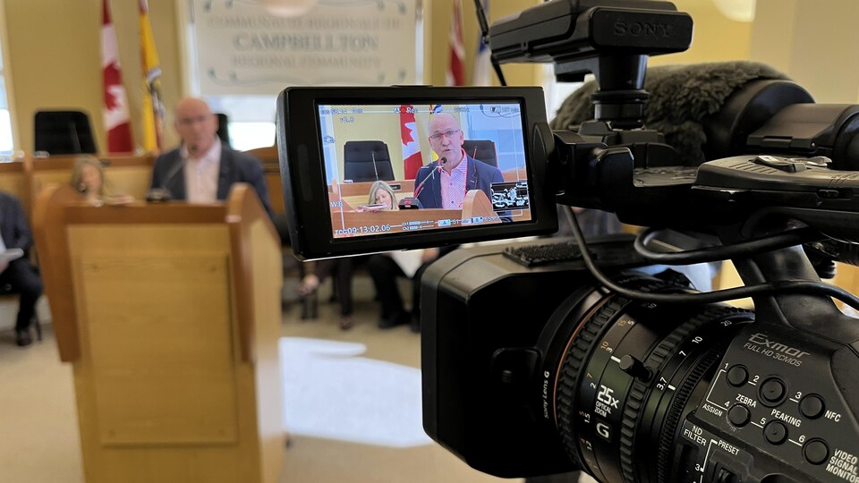 Le maire de la Communauté régionale de Campbellton dans l'écran d'une caméra.