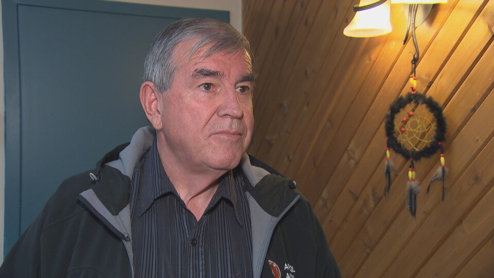 Jean-Guy Whiteduck répond aux questions d'un journaliste.