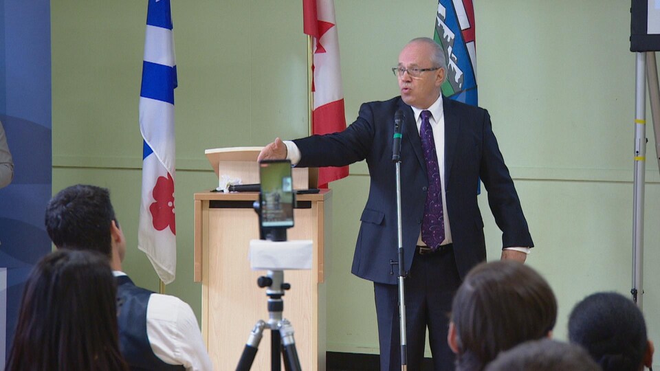 Jean Johnson donnant un discours.