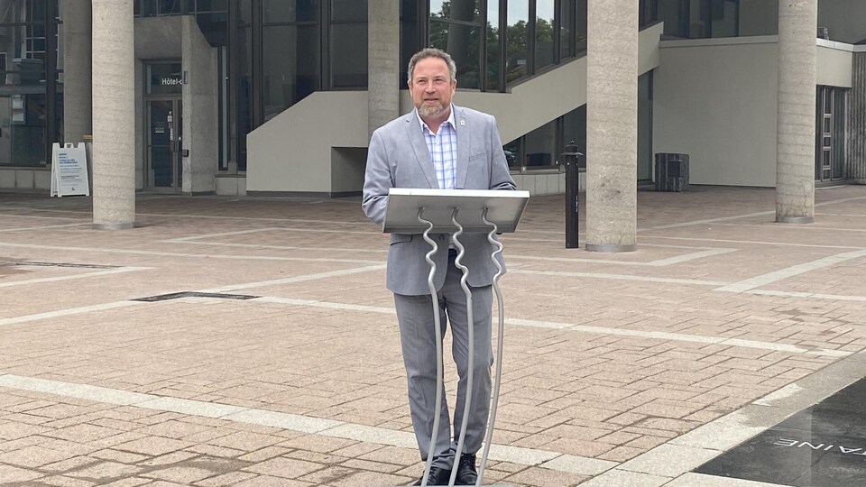 Jean Lamarche au podium devant l'hôtel de ville.