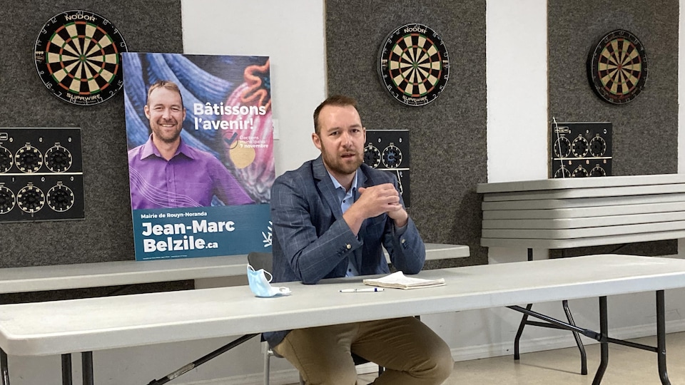 Le candidat à la mairie de Rouyn-Noranda, Jean-Marc Belzile, en conférence de presse à Cadillac.