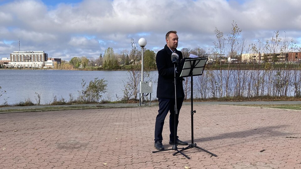 Jean-Marc Belzile en point de presse aux abords du lac Osisko.
