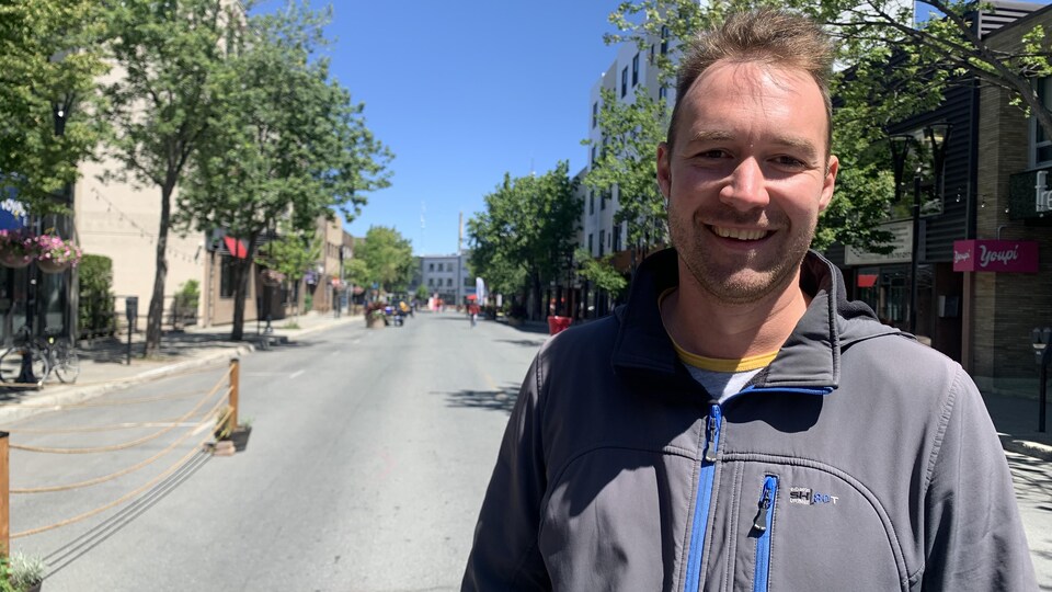 Jean-Marc Belzile sourit dans la zone piétonne aménagée au centre-ville de Rouyn-Noranda.