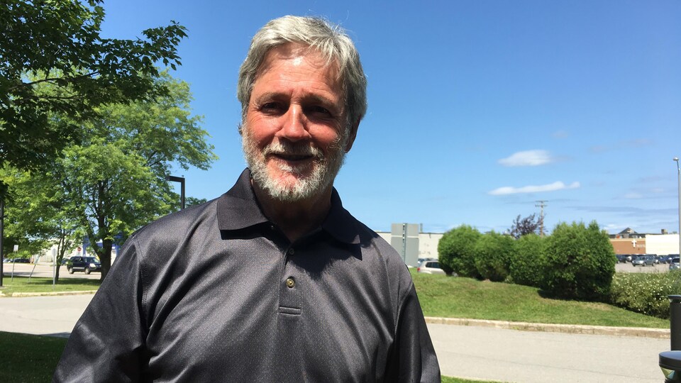 Le conseiller municipal de Saguenay Jean-Marc Crevier est souriant.