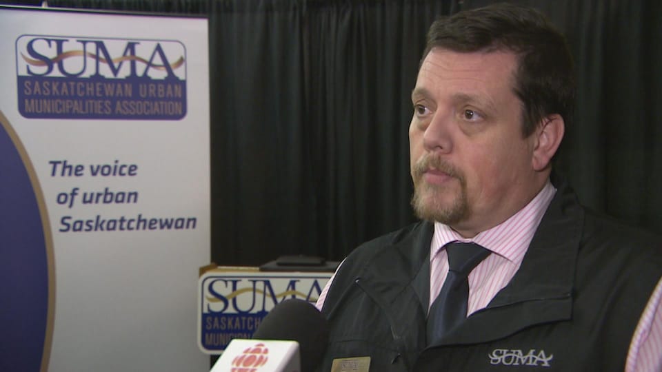 Jean-Marc Nadeau, directeur général des municipalités de la Saskatchewan en entrevue avec la journaliste Omayra Issa. (Archives.)