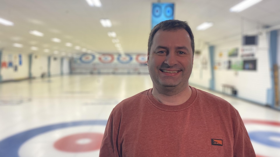 Jean Marchand sourit devant les surfaces de jeu.