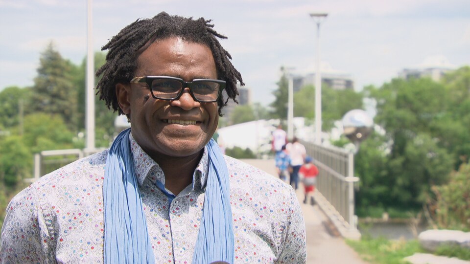 Jean-Marie Vianney en entrevue à la caméra de Radio-Canada.