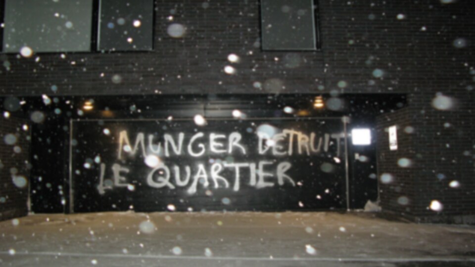 Une porte de garage vandalisée