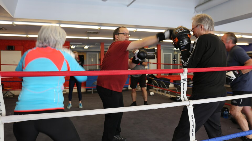 Un cours de boxe adapté pour les personnes atteintes de la maladie de Parkinson.