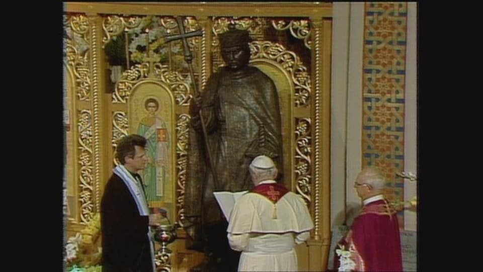 Le pape Jean-Paul II bénit une statue de Saint-Vladimir en 1984 à Winnipeg.