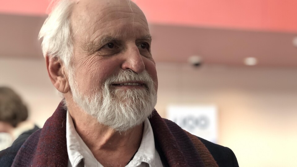 Jean-Paul Perreault pose devant l'objectif.