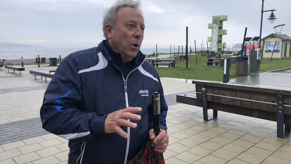 Jean-Paul Piquette, un citoyen de Mirabel de passage à Percé, photographié à l'extérieur.