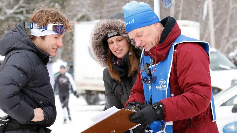 Jean Pinard s'entretient avec des gens lors d'une course de ski de fond.