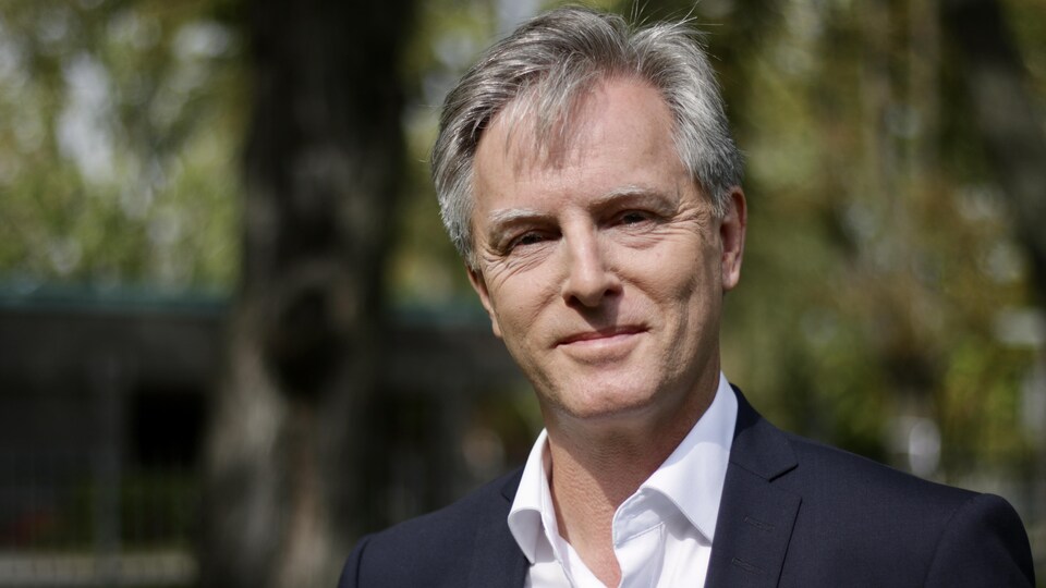 Jean Rousseau accorde une entrevue à l’animateur du Téléjournal Québec, Bruno Savard, à l’extérieur.