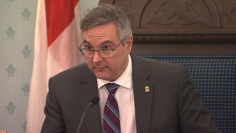 Le maire suppléant de Chambly répond à une question d'un citoyen.