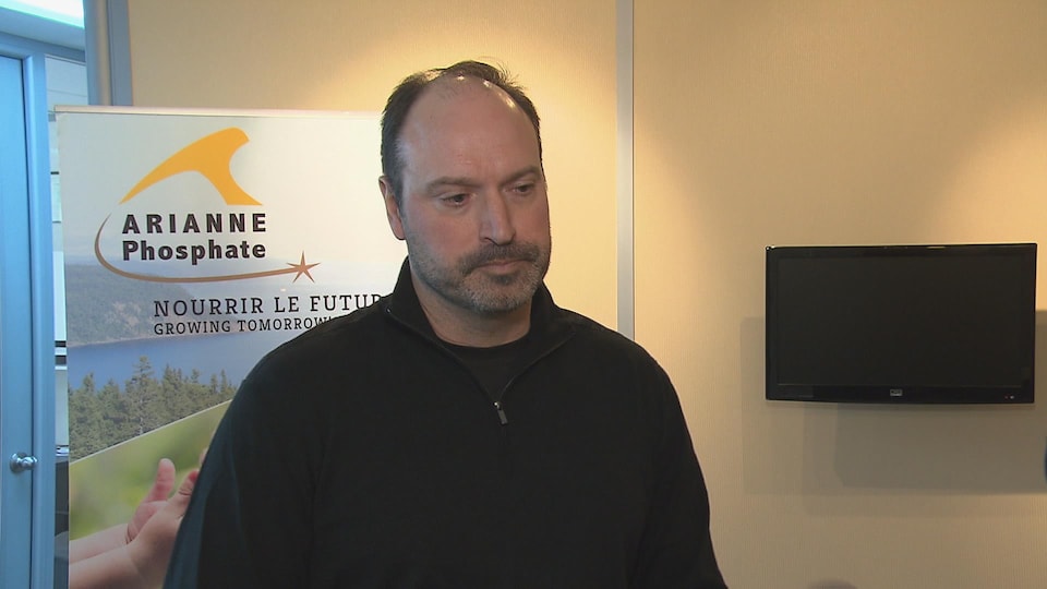 Le chef des opérations d'Arianne Phosphate, Jean-Sébastien David, accorde une entrevue à la télévision.