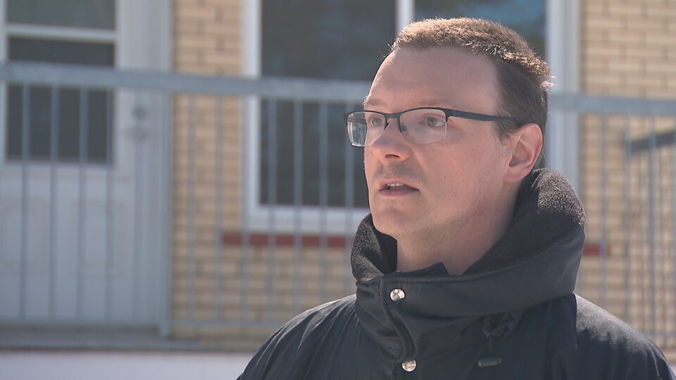 Jean-Sébastien Hébert, lors d'une entrevue à l'extérieur le 31 mars 2020 devant un immeuble à logements de Québec