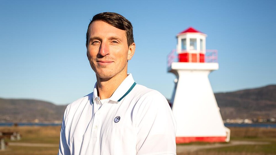 Jean-Simon Landry, photographié devant le phare de la pointe Tracadigash, à Carleton-sur-Mer.