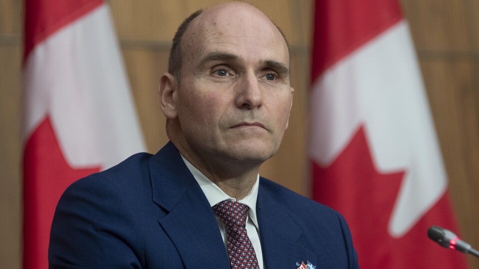 Le ministre fédéral de la Santé, Jean Yves Duclos, en conférence de presse.